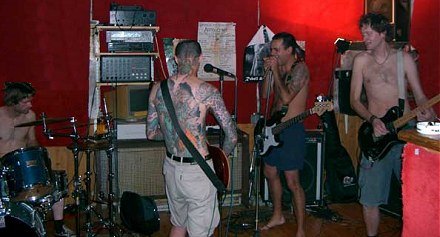 Übungsraum. Es war Sommer. Heiss. Erotik.